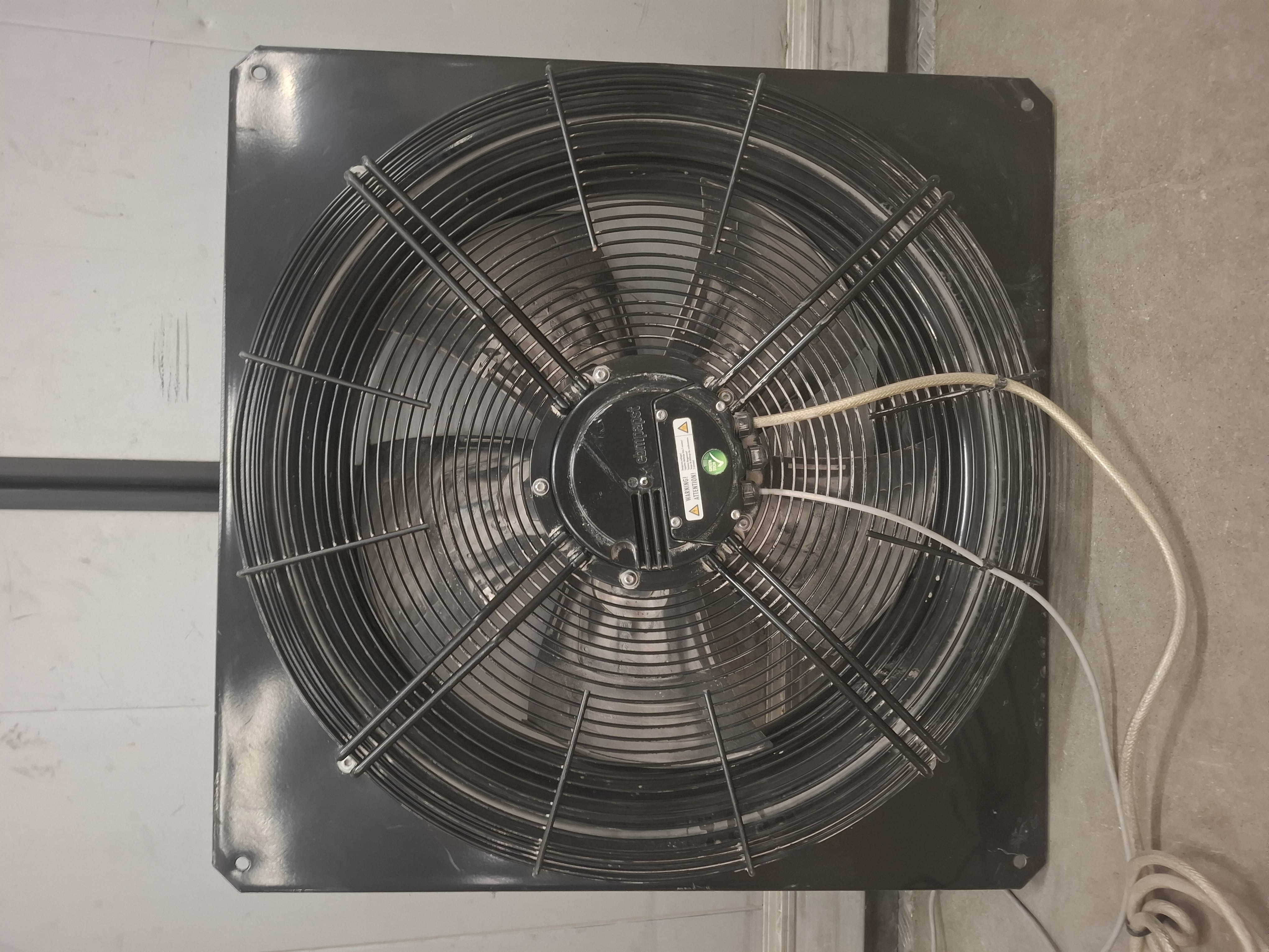 Huippulaadukas iilmanvaihtopuhallin hallikäyttöön. Aksiaalipuhallin integroidulla EC-moottorilla.