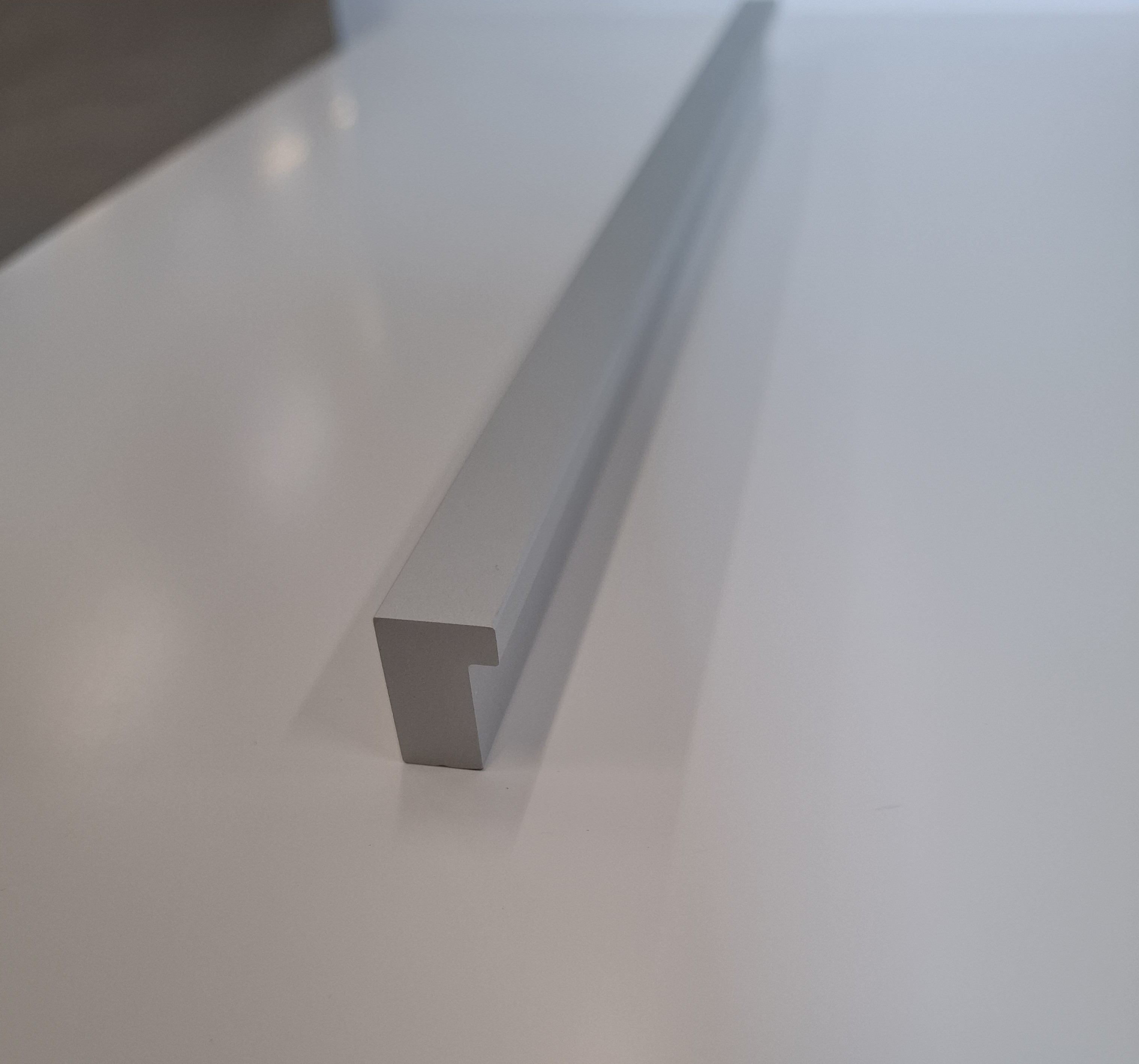 Olga handtag 687mm aluminium