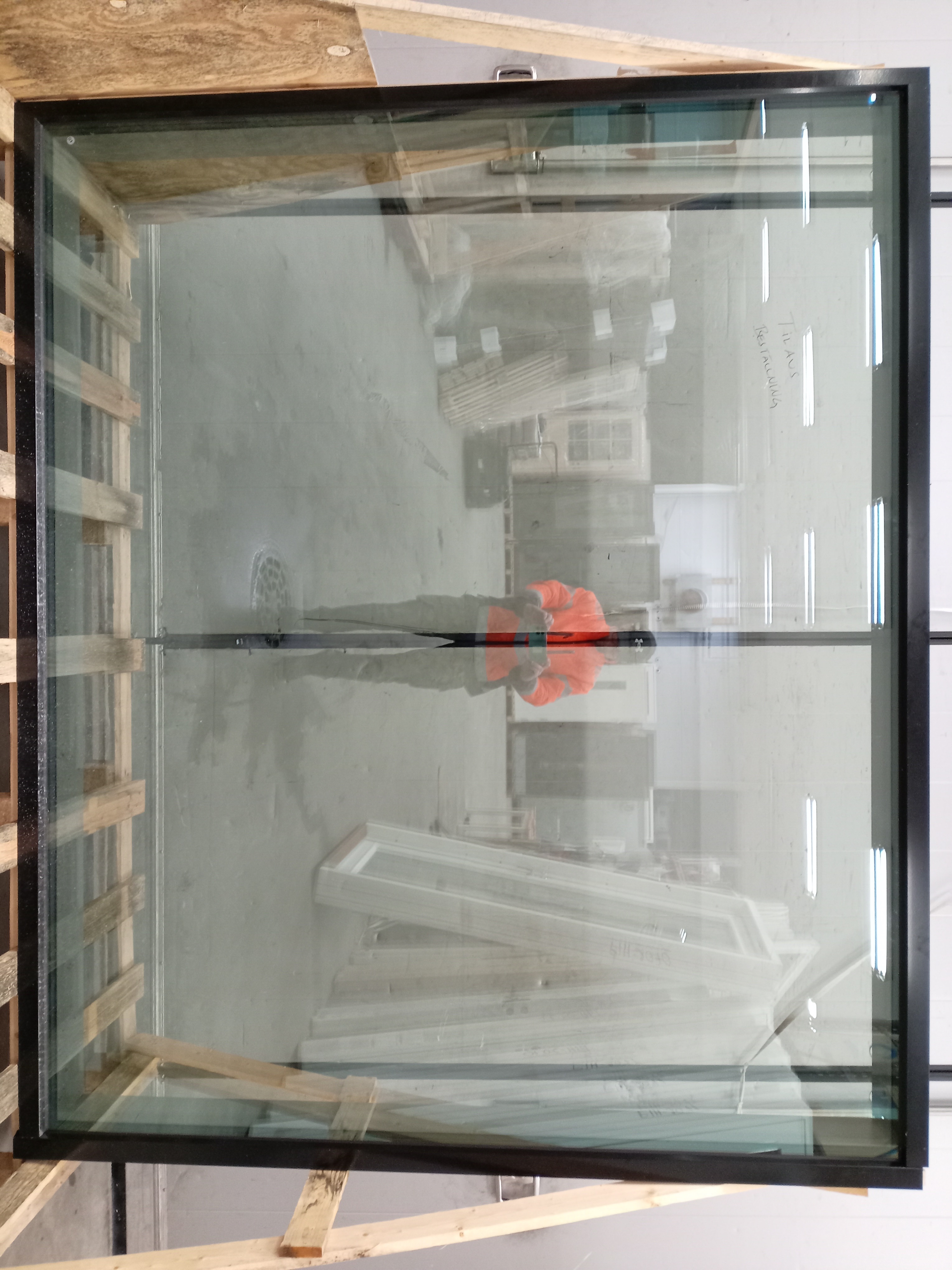 HUHA-78 MEKA 210, 1900x2270, Harm/Musta, 3K. Halkeama lasissa