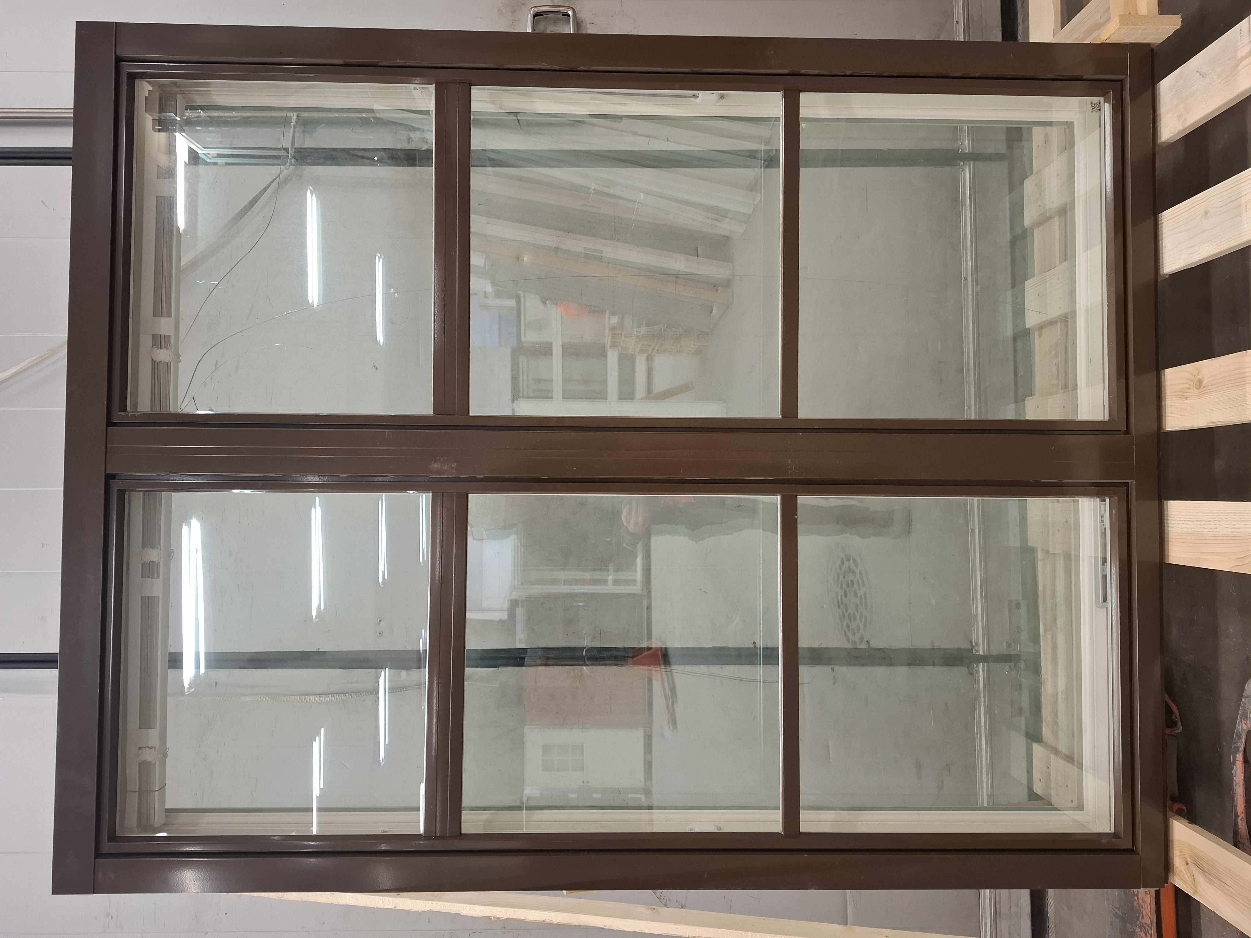 HUHA-79 MSEA 130, 1380x1770, Valk/Rusk, 3K. Halkeama lasissa