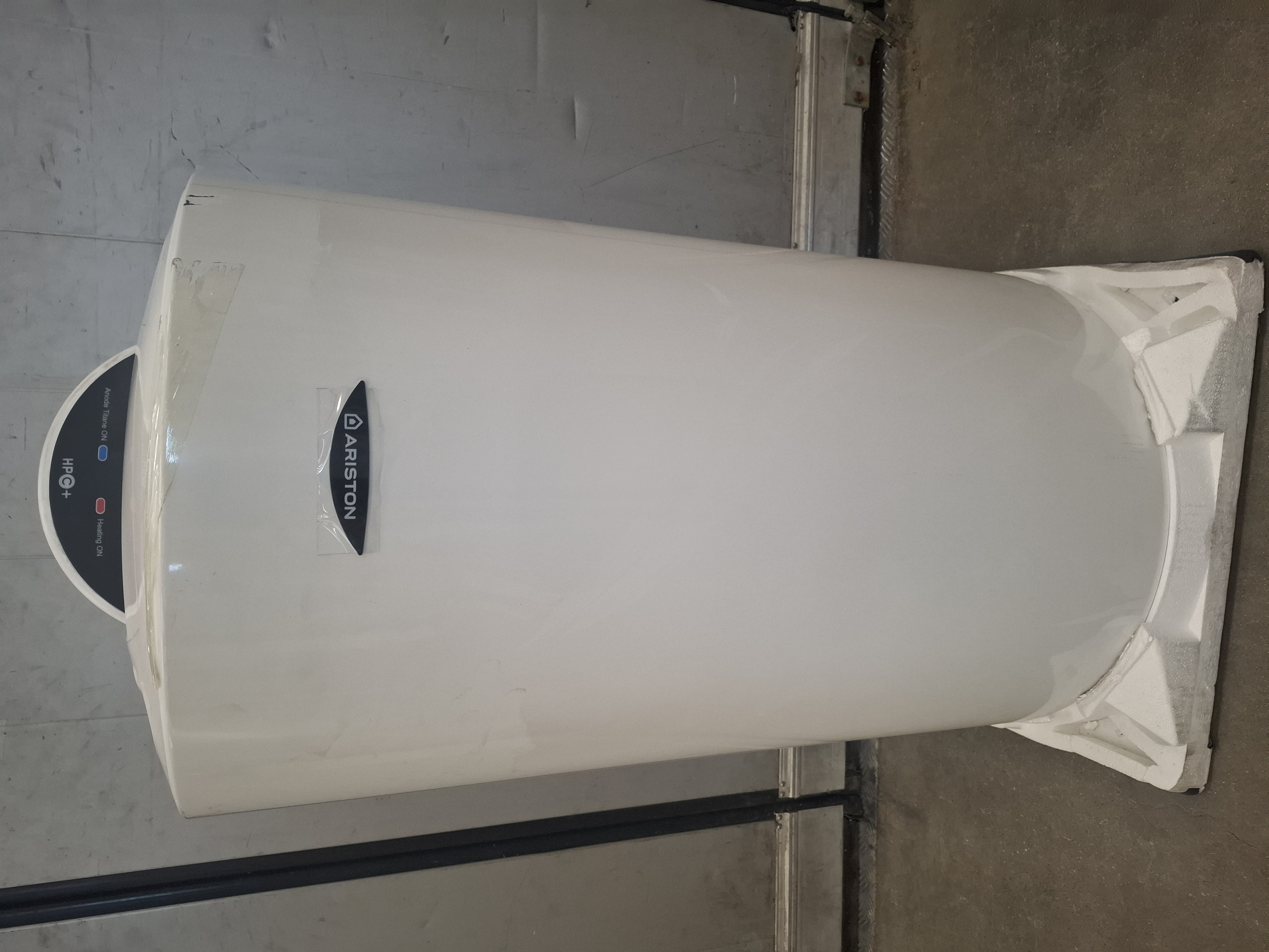  Lämminvesivaraaja ARISTON HPC MO 150 EU pysty 3000401 1.8kW