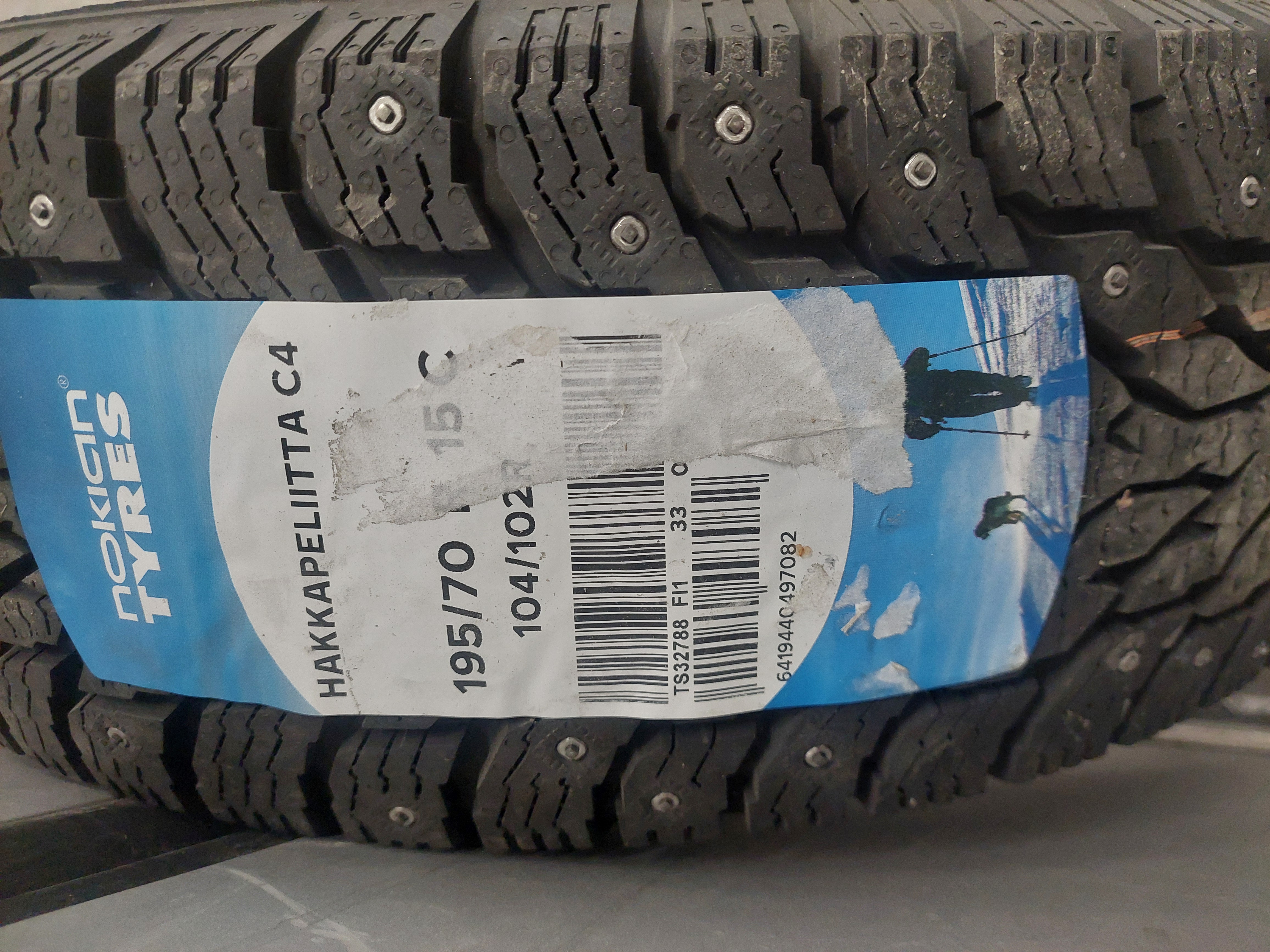 Nokian Hakkapeliitta C4. 195/70 R15C