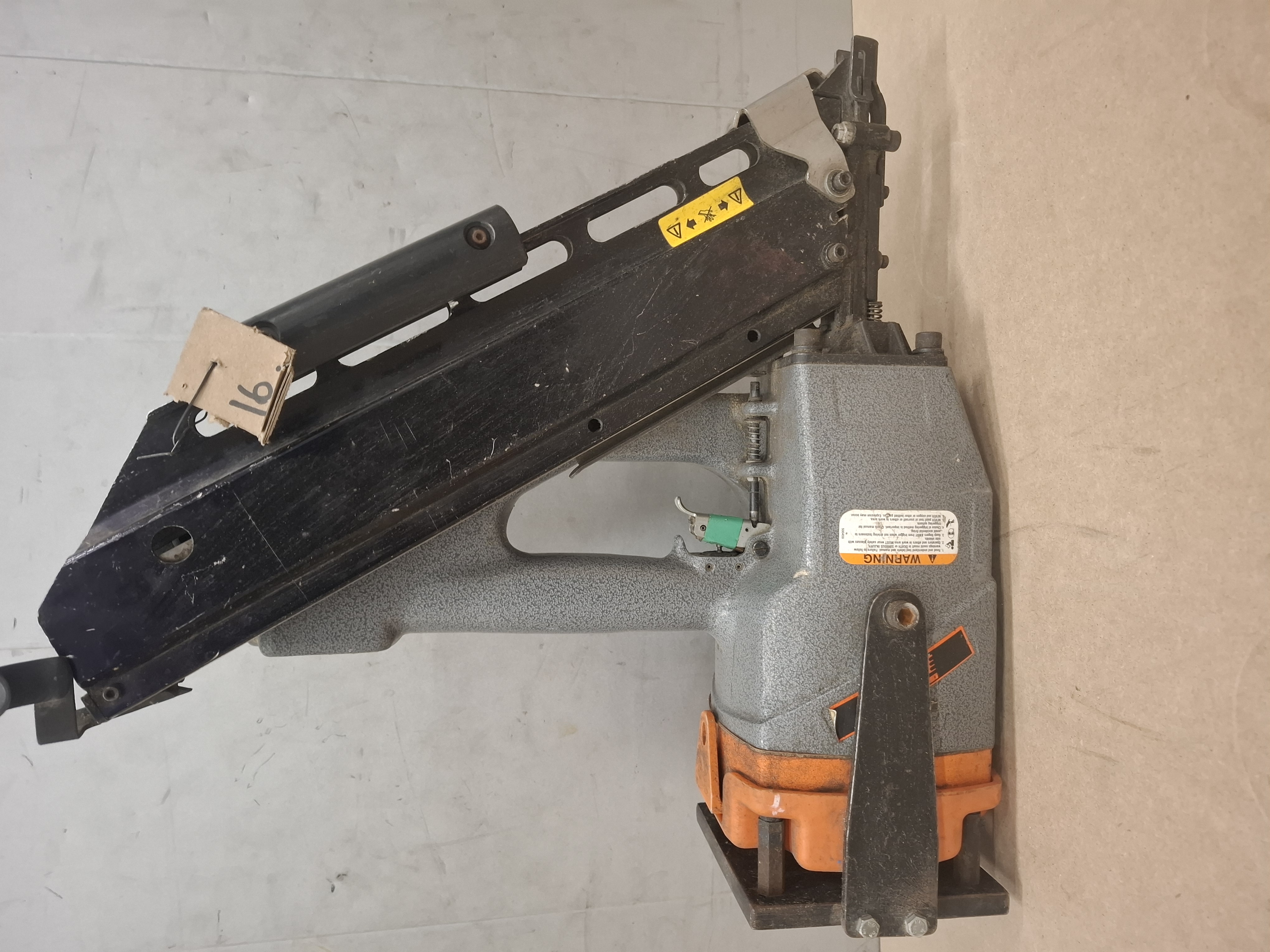 Paslode Teollisuuskäyttöön tarkoitettu naulapistooli. No.16