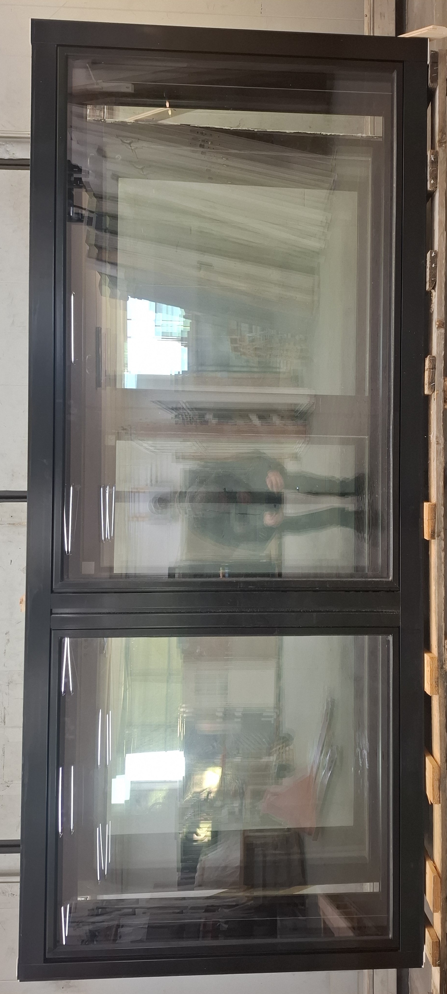 PIH-2222 MSEA 210 990x2350mm, musta, tuuletusikkunalla, laminoitu turvalasi