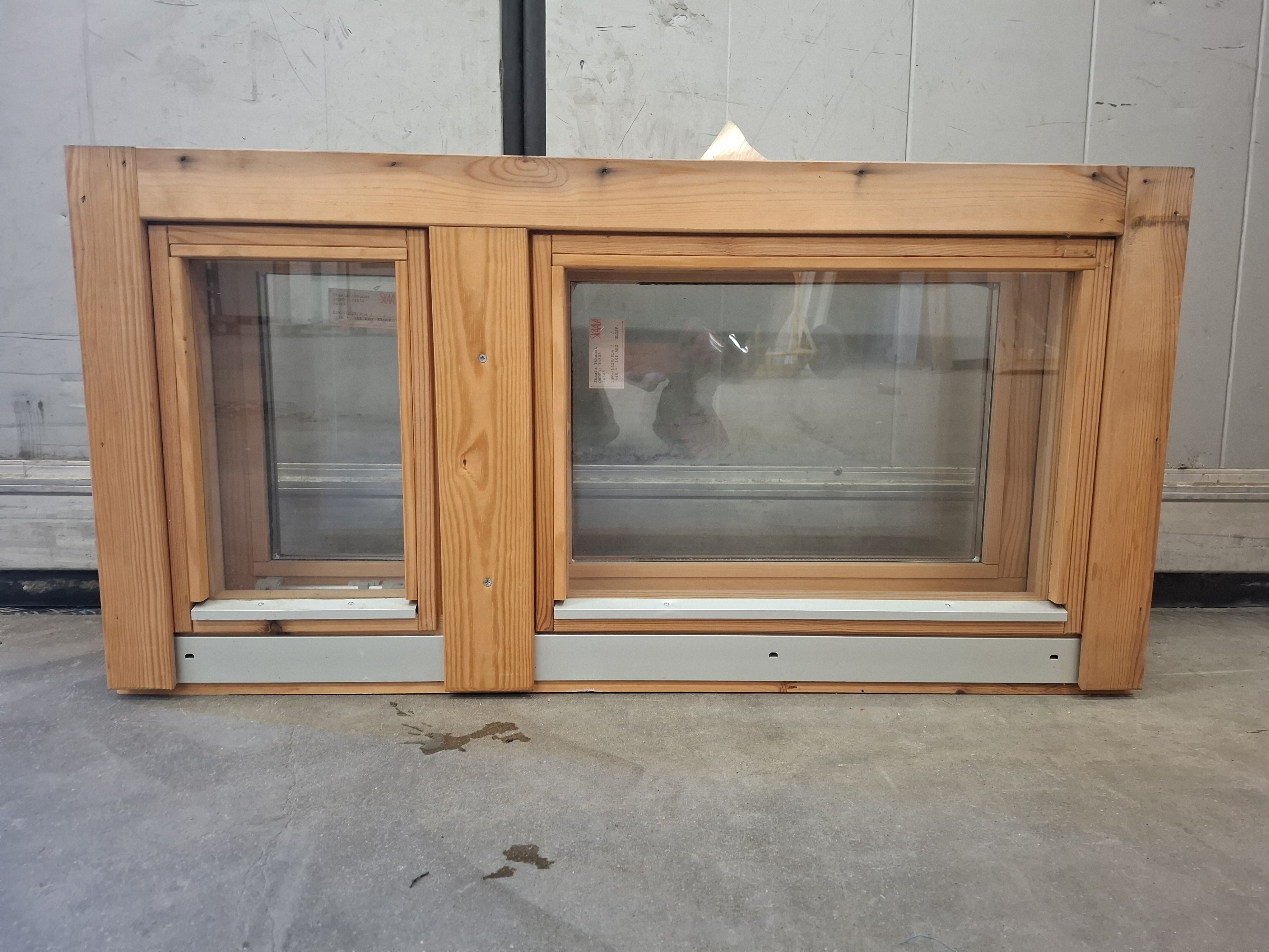 SKA-1607 Skaala mökki-ikkuna, 890x450 Puuvalmis