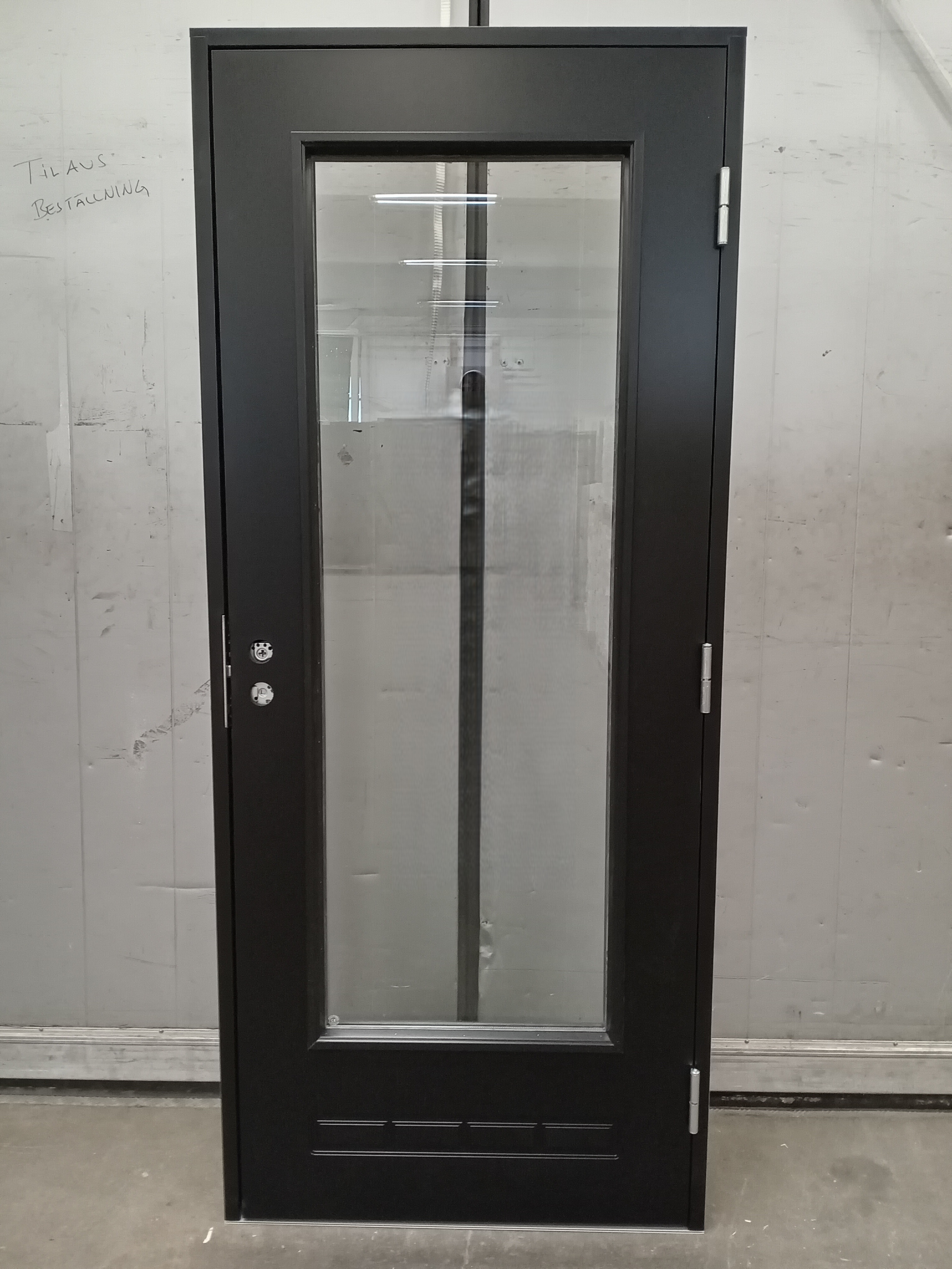 WIC-84 Wicco IO57 M18, 890x2090, Höger, Svart