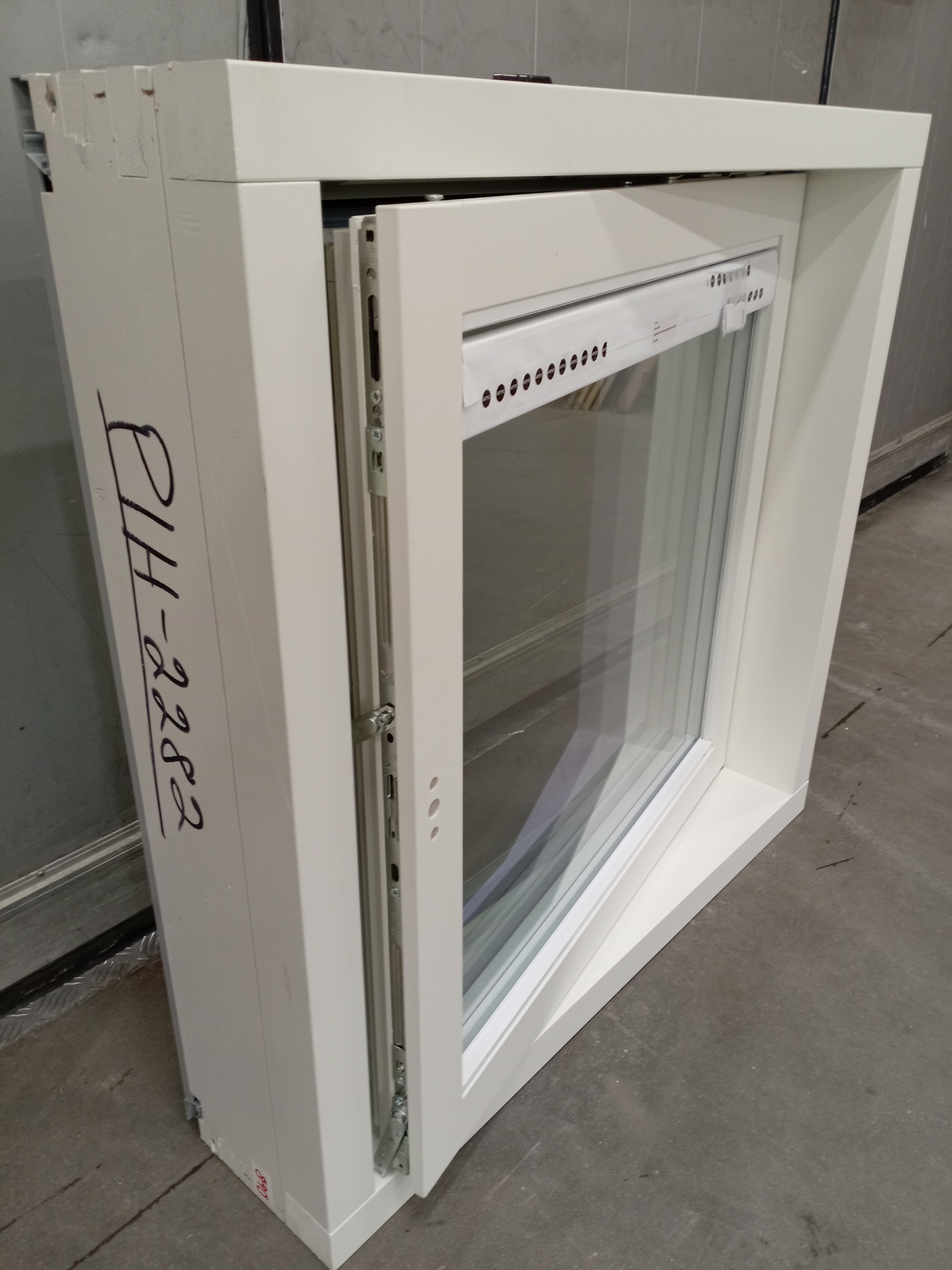 PIH-2282 MSEA/MEK 210, 890x890, Valk/Harm, TI (Tilt&Turn) - Nordic Sale
